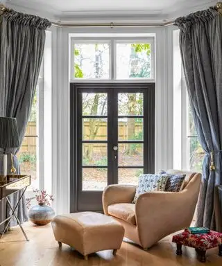 Ideas de cortinas de ventana grandes con cortinas de color gris oscuro en un ventanal con una puerta francesa en el centro