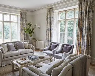 Ideas de cortinas de ventana grandes con cortinas estampadas pesadas en una sala de estar neutra