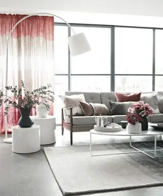 Ideas grandes para cortinas de ventana con simples cortinas de lino bloqueadas en rosa y blanco sobre ventanas modernas con marcos negros
