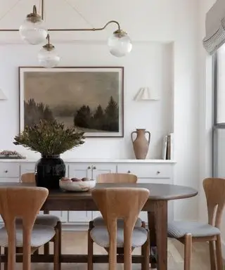 חדר אוכל מודרני בצבעים פנימיים עם ריהוט עץ