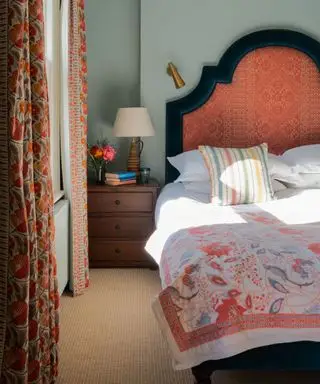 חדר שינה מסורתי עם מיטת וינטג' גדולה