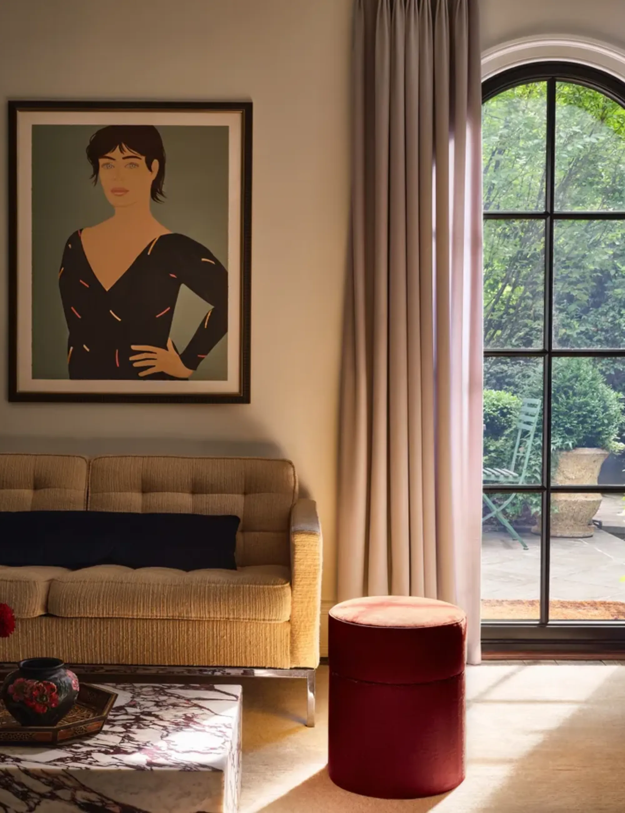 salon avec rideau gris à la fenêtre et lumière du soleil filtrant' loading='lazy' title=