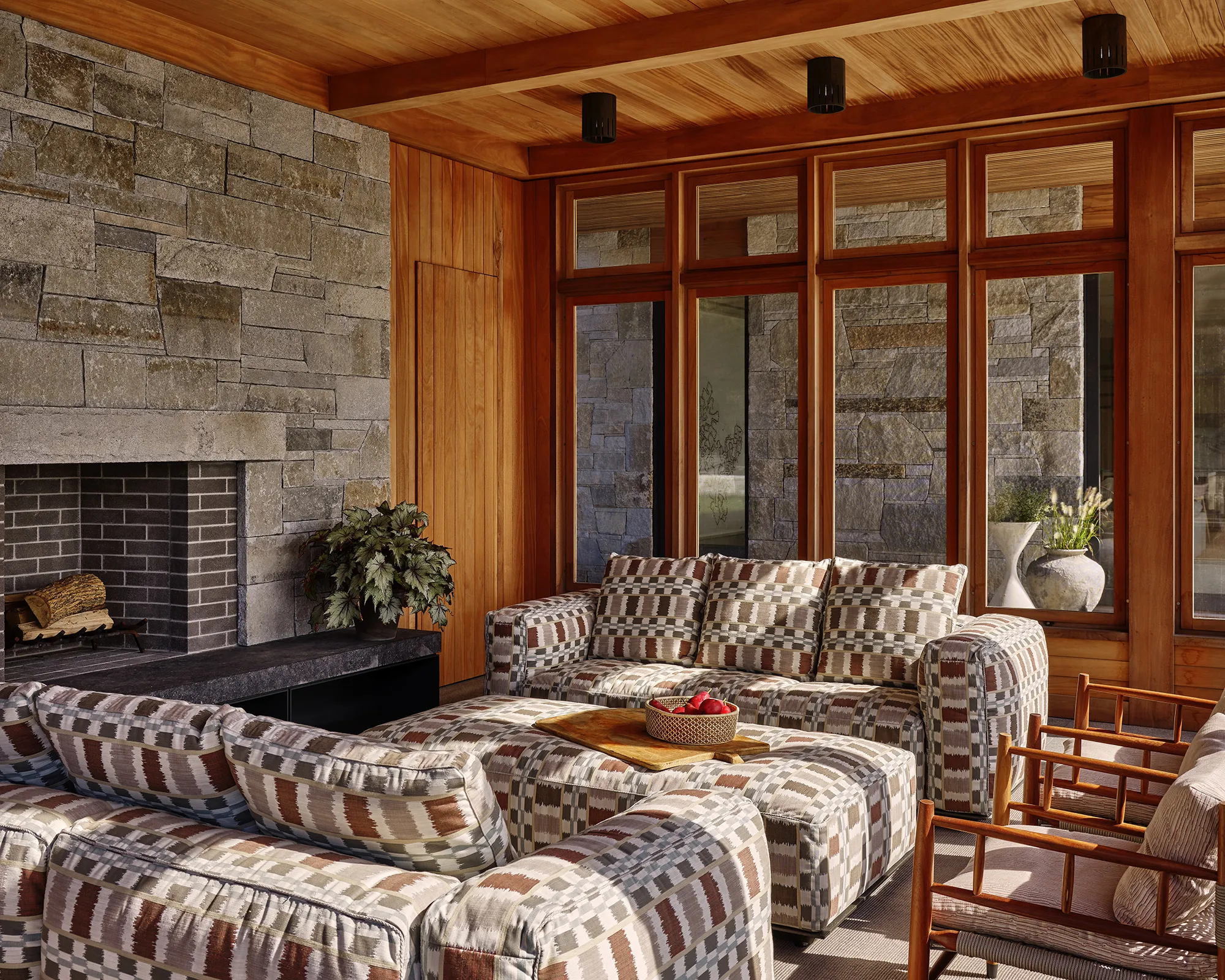 סלון עם ספה חומה' loading='lazy' title=