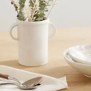 Biały ceramiczny wazon na stole w jadalni