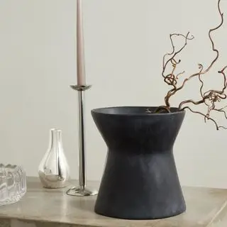 Czarny rzeźbiony wazon od Dinosaur Designs