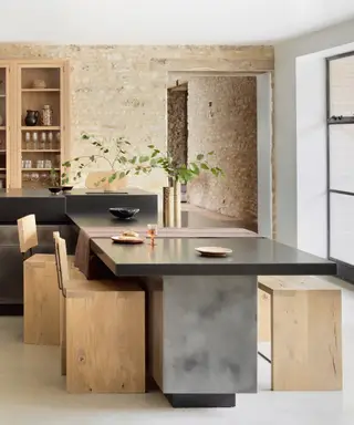 Czy Japandi jest nadal modne? Projektanci wnętrz zastanawiają się, dlaczego ten kojący styl wciąż cieszy się popularnością