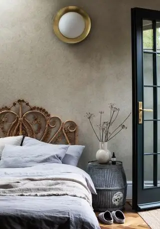 Chambre gris rustique avec linge de lit gris tourterelle