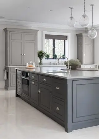 Cuisine grise de Humphrey Munson avec armoires gris clair et îlot de cuisine gris foncé