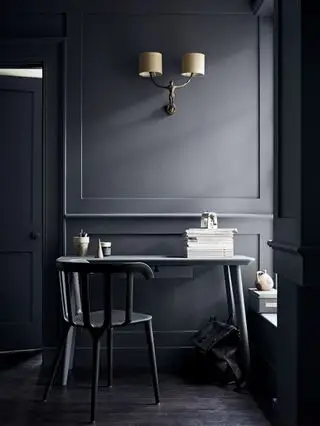 Bureau à domicile peint en couronne