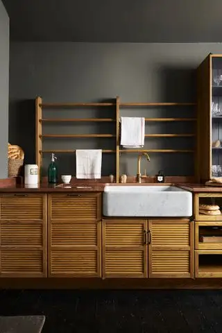 Cuisine bois mercerie Devol avec murs gris