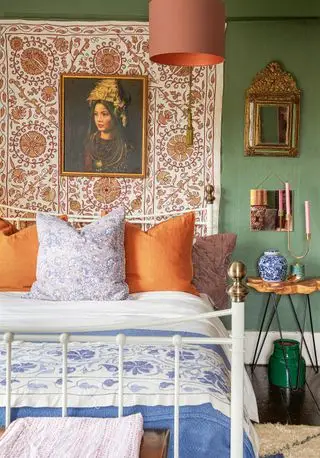 Chapel House Ambrice Miller chambre verte avec tenture murale en tissu