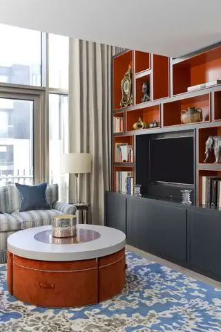 Accents orange dans un salon conçu par Kelling Designs