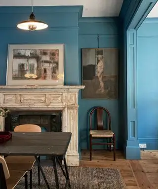 salle à manger rustique peinte en bleu sarcelle