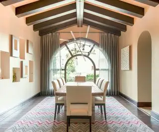 Co je moderní středomořský interiérový design? Návrháři v elegantní, ale rustikální evropské estetice, která je pro rok 2024 obrovská