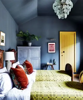 Chambre peinte en bleu avec porte et accessoires peints en jaune, chambre double