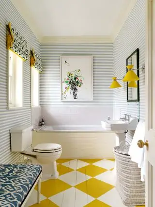 Salle de bain avec parquet en damier peint en blanc et jaune