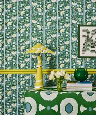 console rembourrée avec papier peint à motifs, lumière jaune avec abat-jour à motifs