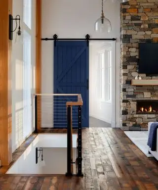 Er stalddøre stadig i stil? Indretningsarkitekter vægter det velelskede rustikke indslag