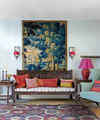 hall coloré avec tapisserie Verdure, kilim ancien et banc en bois