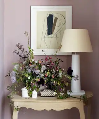 Fleurs dans le couloir lilas sur la table