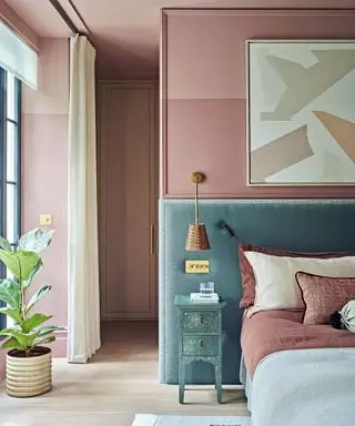 chambre aux murs roses et lit avec tête de lit verte surdimensionnée