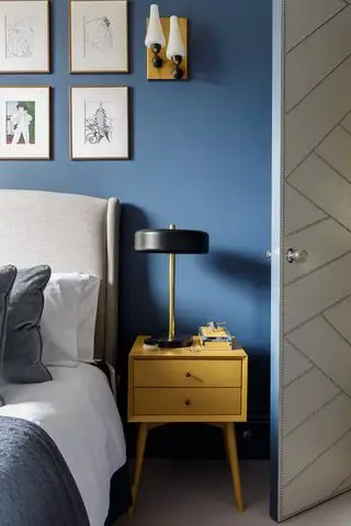 chambre bleue avec table de chevet jaune