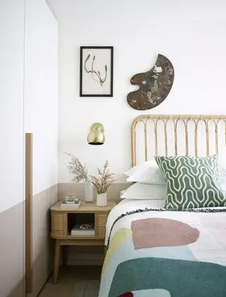 Chambre aux tons neutres et roses