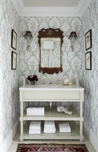 Papier peint à motif végétal, étagères en scinque crème et blanc