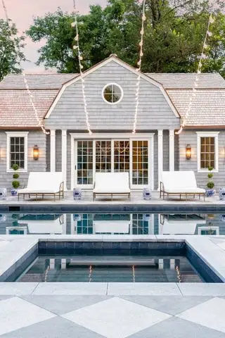 Piscine avec transats et maison