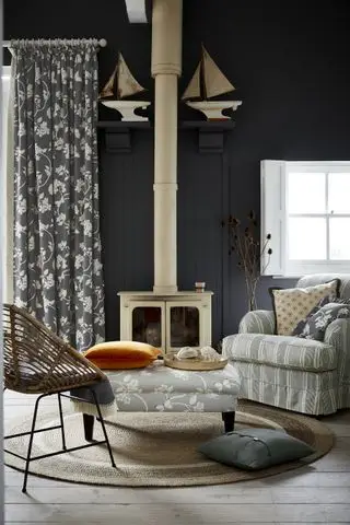 Czarny salon z zasłonami projektu Vanessy Arbuthnott