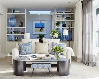 Pomysł na zasłonę do salonu z dwiema warstwami białych i szarych przezroczystych zasłon