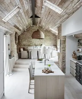 Vue intérieure de la cuisine ouverte et de la salle à manger.