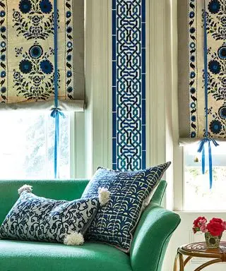 Wohnzimmer mit Raffrollos