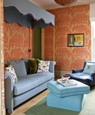 Wohnzimmer mit blauem Sofa