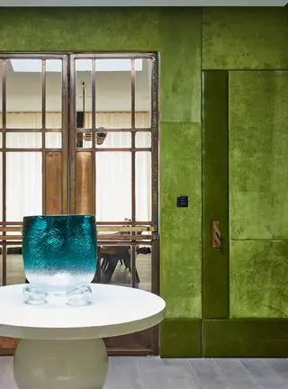 Treppenabsatz mit wildledergrünen Wänden