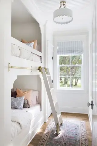 Bria Hammel Interiors lite soverom med køyesenger