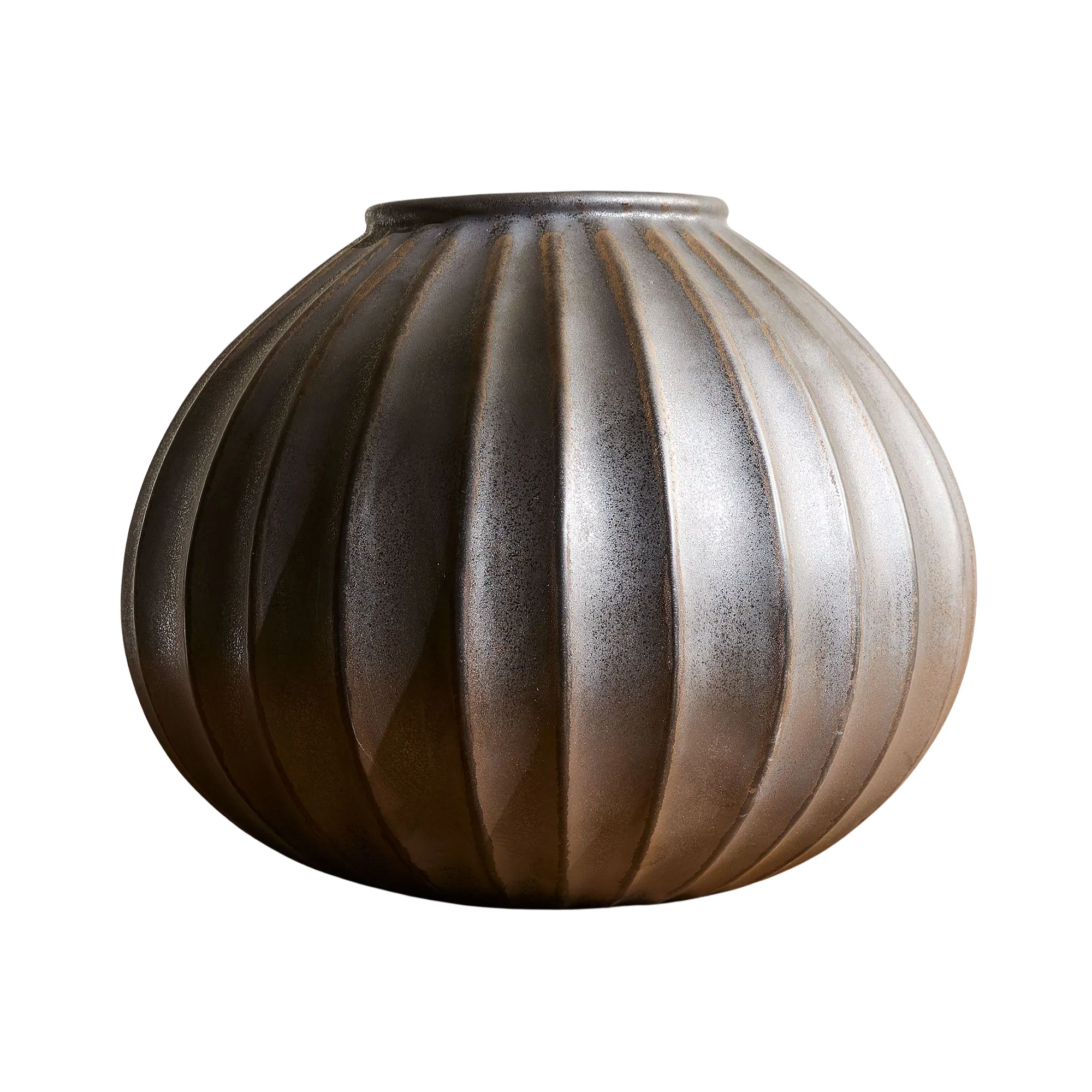 en gråbrun vase med riller i designet' loading='lazy' title=