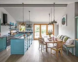 식탁 의자와 테이블이 놓인 주방 좌석