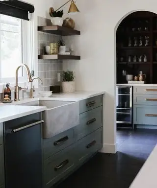 מטבח חווה קטן ומודרני עם כיור מטבח חווה מסורתי