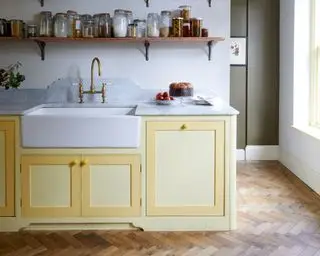 ארונות מטבח וכיור פורצלן