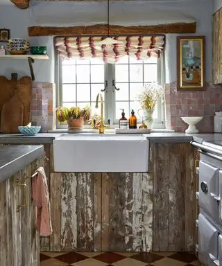 Cocina típica inglesa con muebles de madera rústica y materiales recuperados.