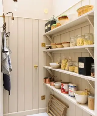 Armario despensa de devol en una paleta de colores neutros