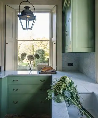 ¿Qué es una cocina inglesa? Los diseñadores de interiores comparten cómo conseguir este estilo clásico y acogedor en casa