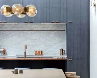 검은색 스테인 목재를 사용한 어두운 주방 캐비닛