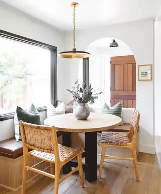 나무 원형 테이블, 벤치