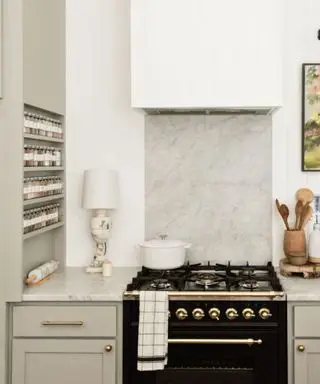 벽면 유닛 측면에 공간 선반이 내장된 흰색 주방