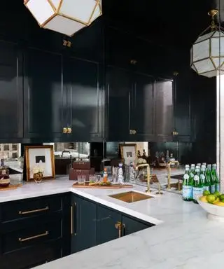 골드 하드웨어가 있는 블랙 주방 캐비닛