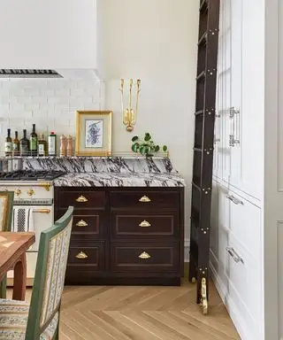 주방 캐비닛과 대리석 카운터 및 목재 캐비닛을 믹스 앤 매치하세요