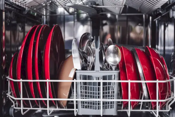 Como desentupir uma máquina de lavar louça – conselhos de especialistas se a sua não escoar