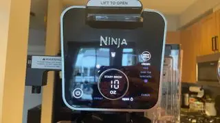 Une cafetière Ninja DualBrew Pro sur un comptoir
